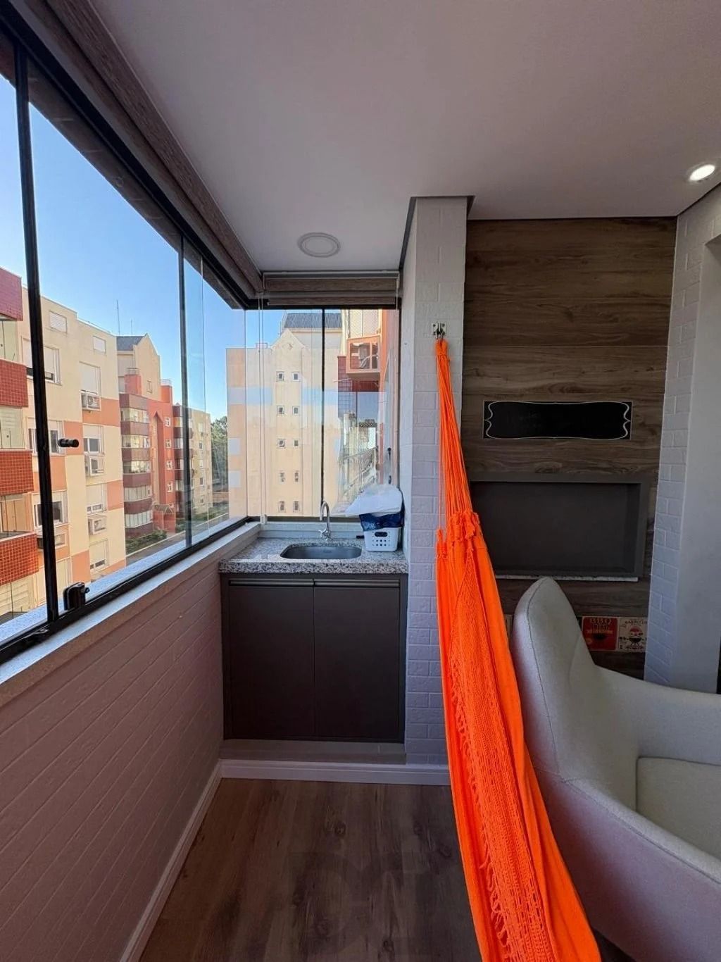 Apartamento com 2 dormitórios, suíte, sacada e churrasqueira. — foto 20