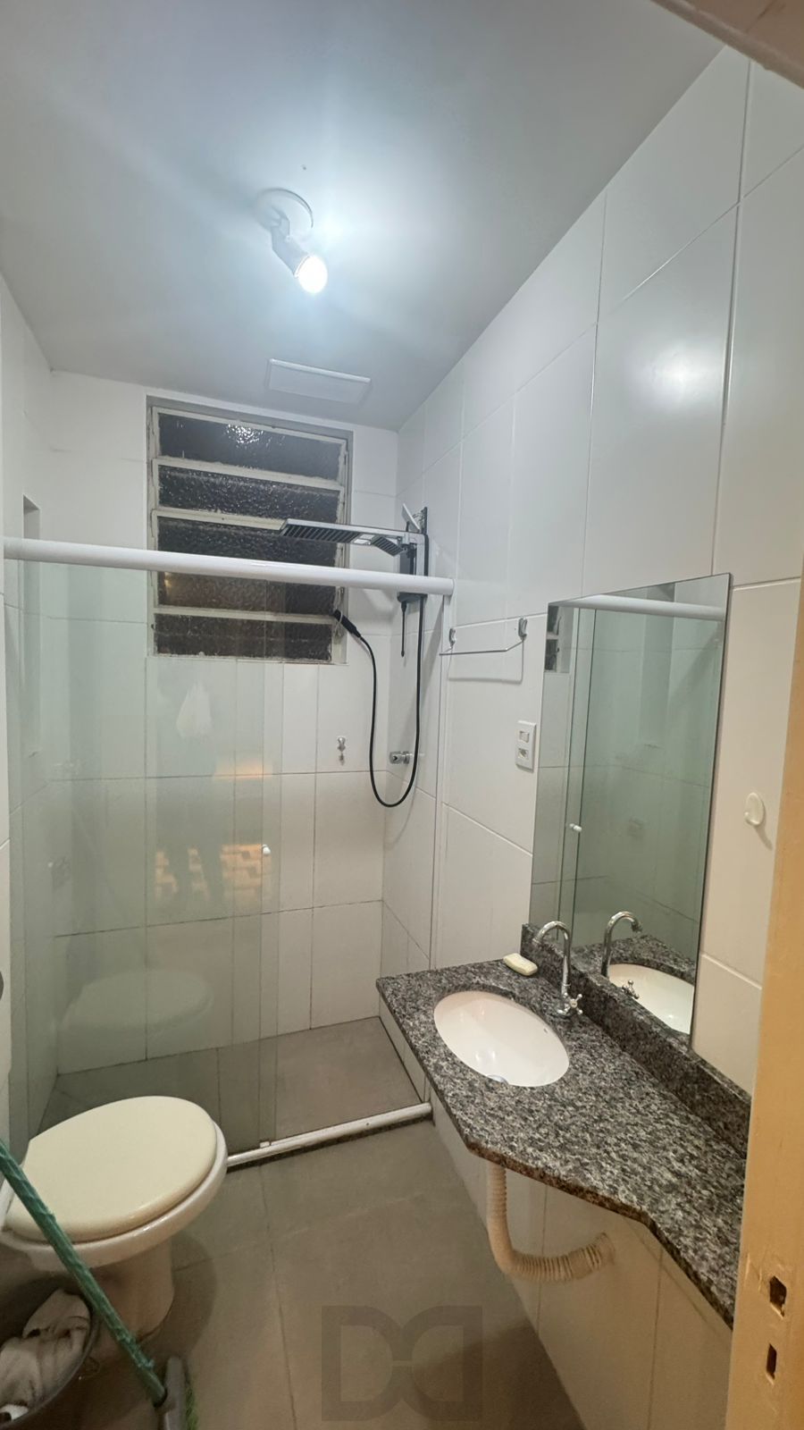 BANHEIRO-SOCIAL-COM-BOX-DE-VIDRO