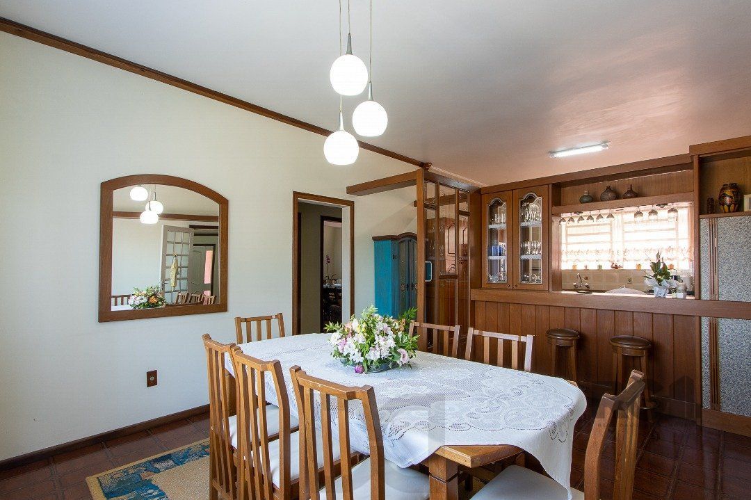 Casa com 4 quartos, suíte, churrasqueira, lareira, garagem coberta e lindo jardim. — foto 12