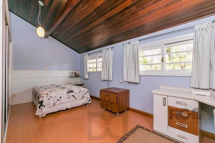Casa de 380m² - 4 dormitórios, 2 suítes, 4 vagas no bairro Bom Jesus — foto 17