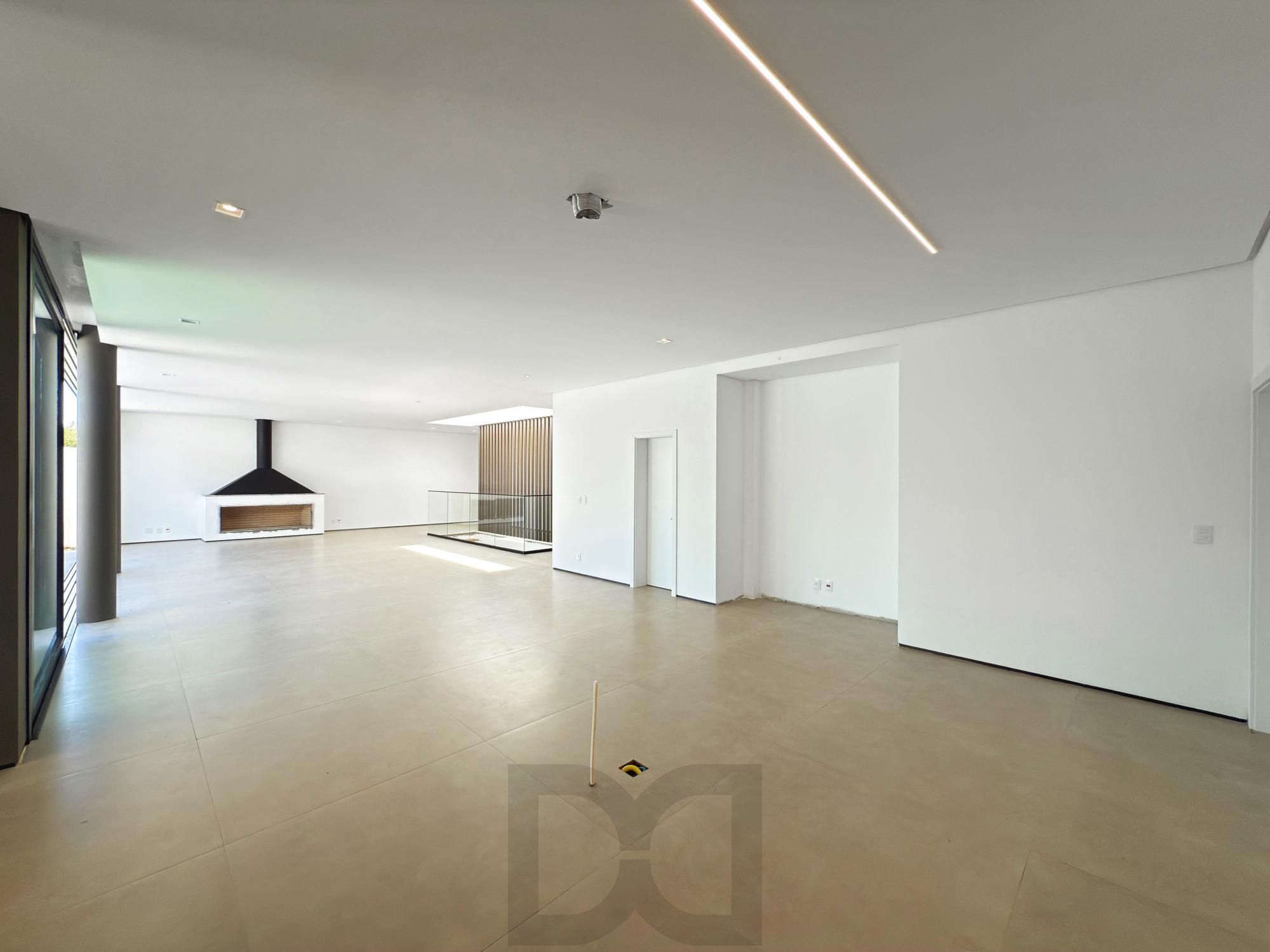 A casa conta com 434m2 de área construída, mas com um aproveitamento total dos 1.012m2 do lote — foto 29