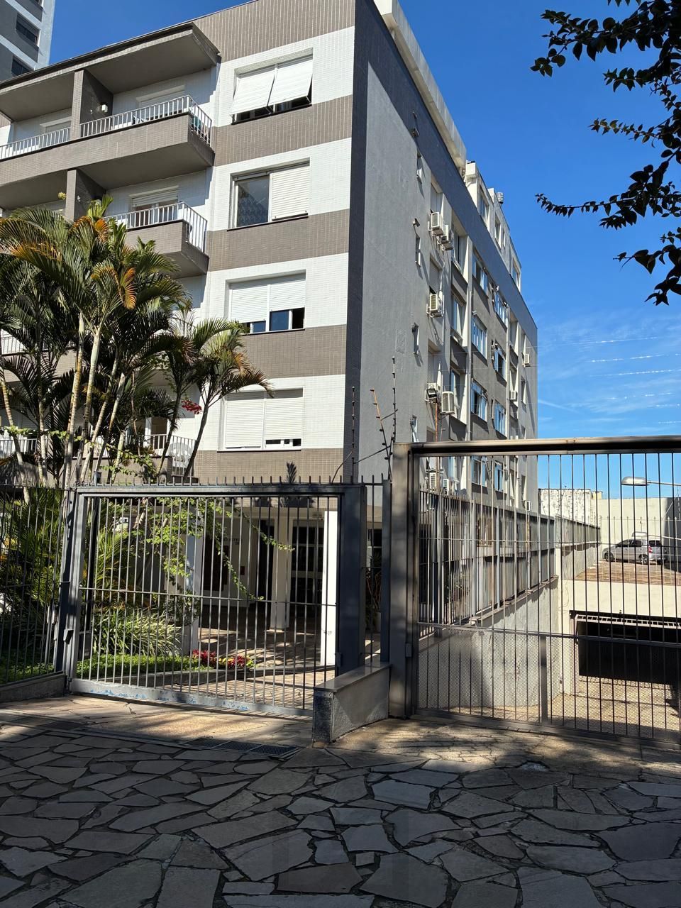 Apartamento de 3 Dormitórios localizado no bairro Petrópolis — foto 1
