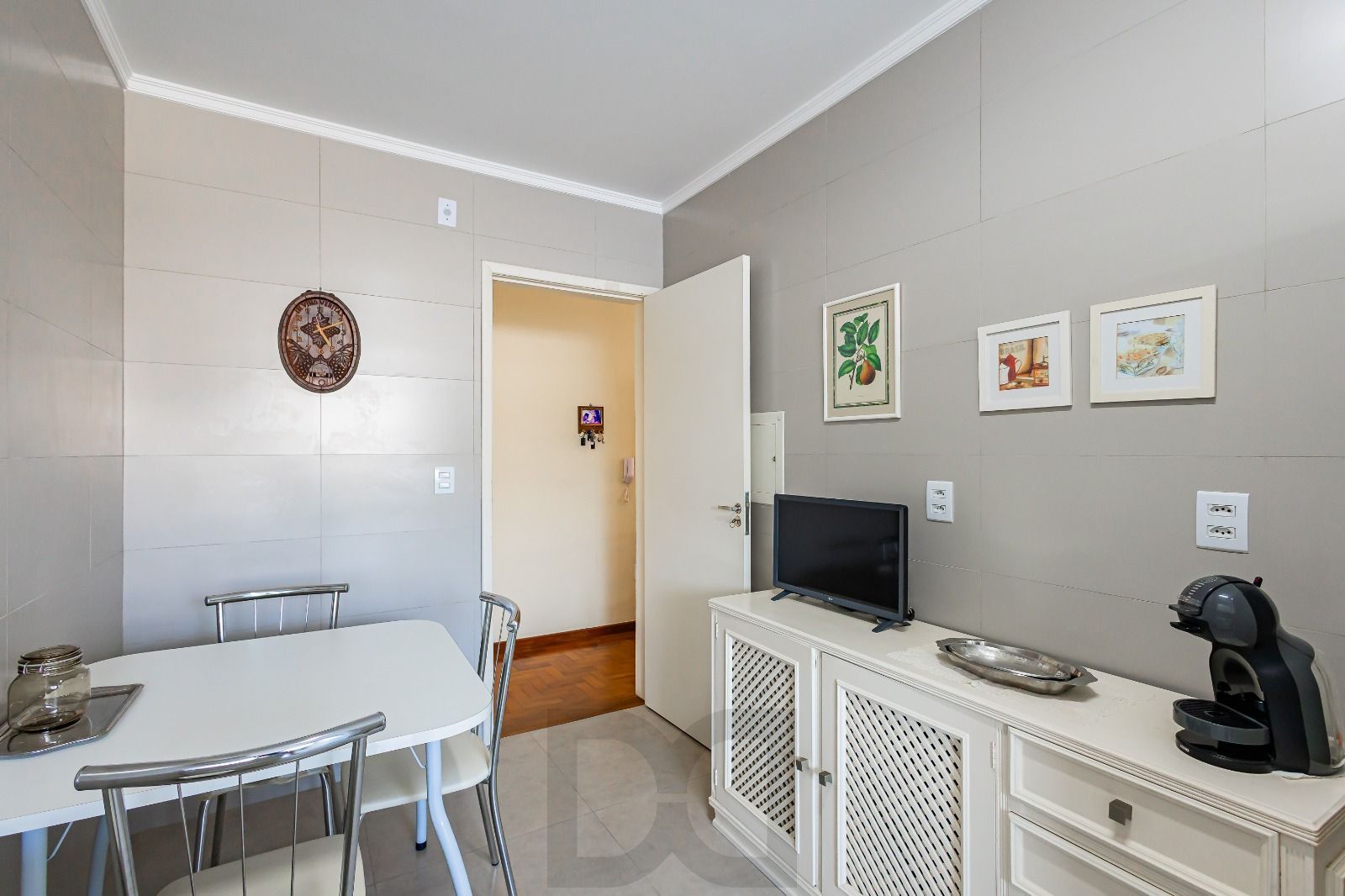 Apartamento a venda com dois dormitorios e vaga coberta no bairro Menino Deus. — foto 13
