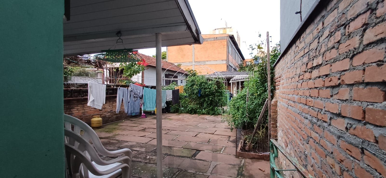 Vende-se casa de madeira, com dois dormitórios, banheiro, sala e cozinha. Localização privilegiada no bairro Jardim Botânico. Área do terreno com 6,6mx44m. — foto 12