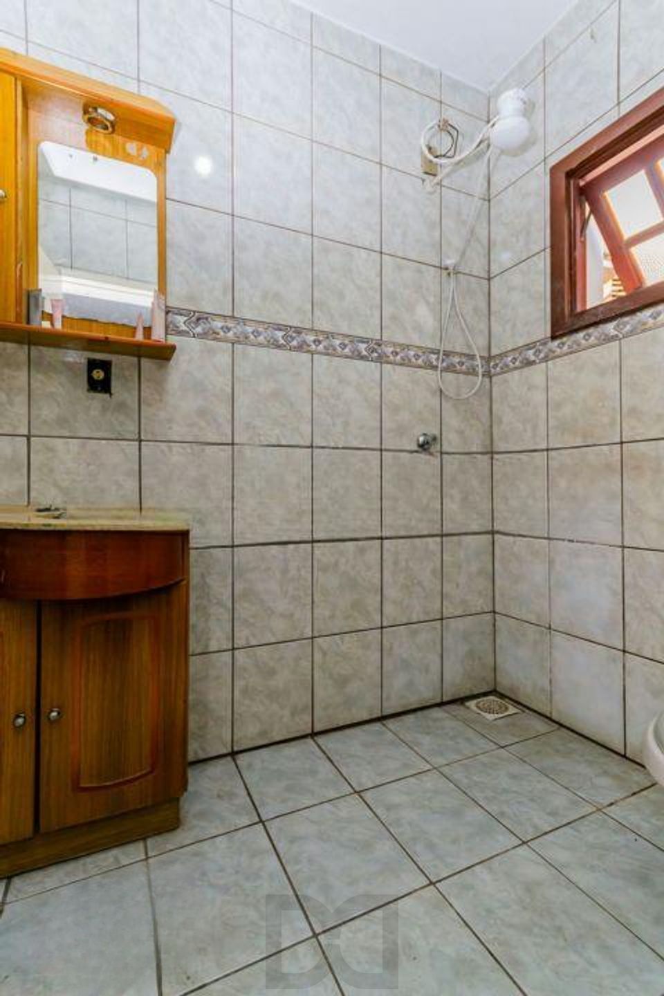 Casa com 3 quartos, 4 vagas e amplo pátio no Bairro Sarandí — foto 7