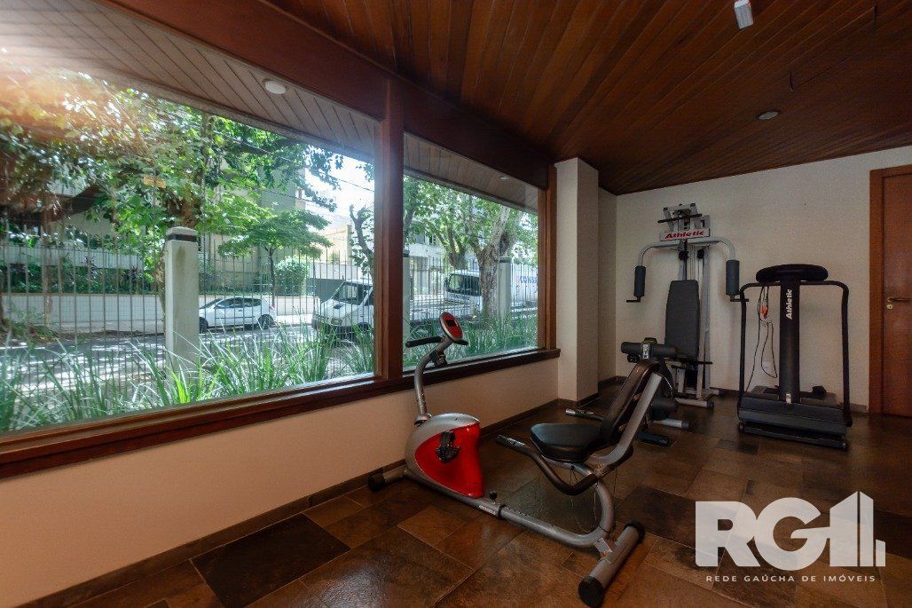 Apartamento Reformado! Com 3 dorm, sendo 1 suíte, 2 vagas na Rua Corte Real. — foto 3