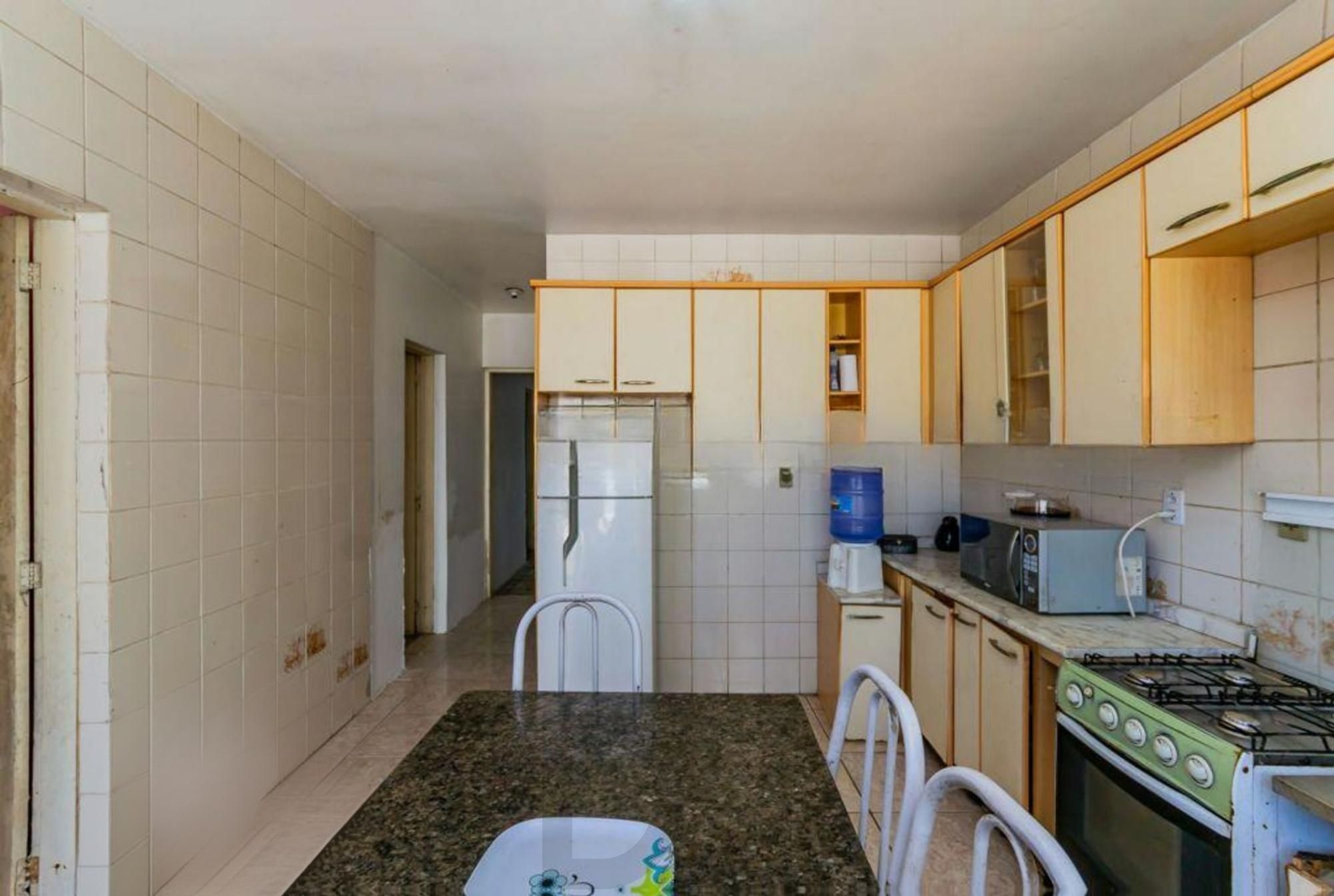 Casa com 3 quartos, 4 vagas e amplo pátio no Bairro Sarandí — foto 9