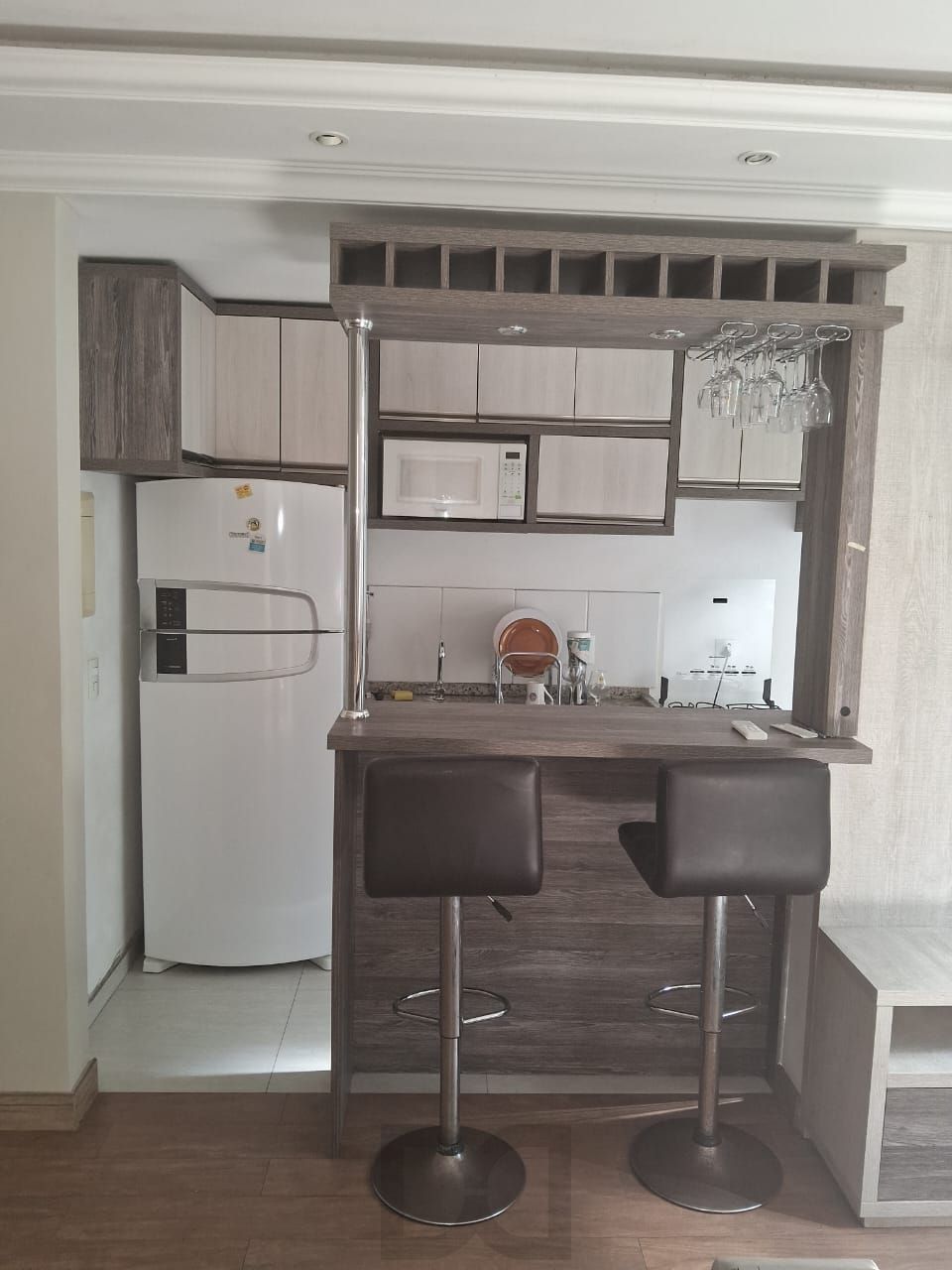 Apartamento de 2 dormitórios, semi mobiliado, com excelente infraestrutura! — foto 2