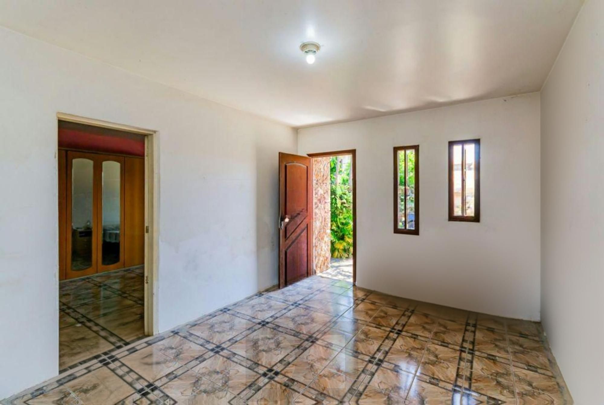 Casa com 3 quartos, 4 vagas e amplo pátio no Bairro Sarandí — foto 2