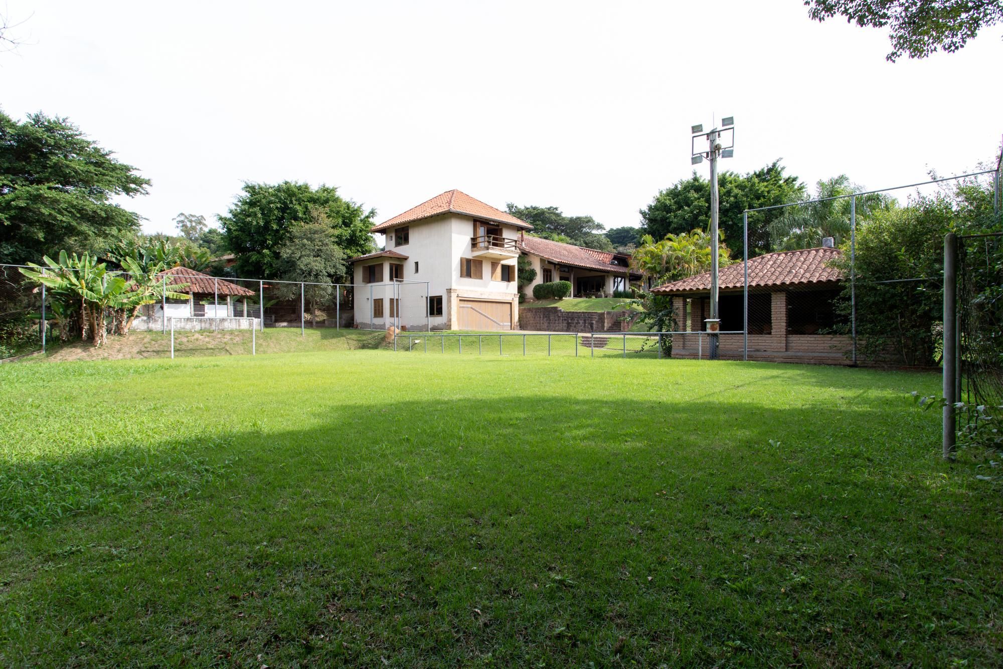 Campo de futebol da casa.