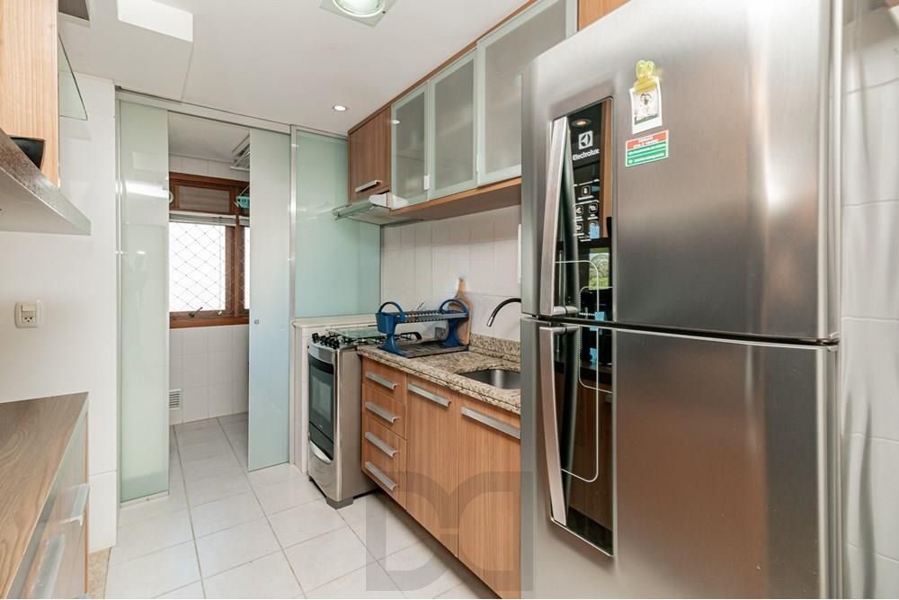 Apartamento com 3 dormitórios (sendo 1 suíte), 2 banheiros, lareira, churrasqueira e 2 vagas de garagem. — foto 6