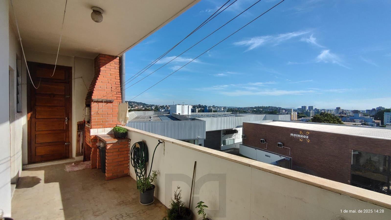 Apartamento de 4 dormitórios, 2 suítes, living amplo e arejado com sacada. — foto 8