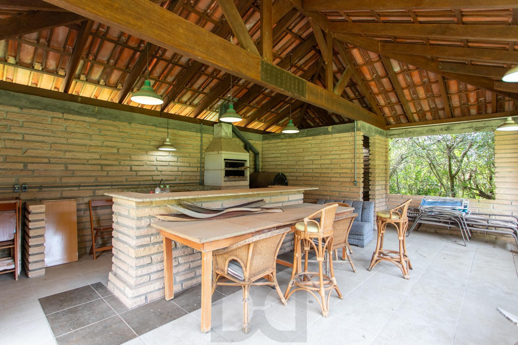 Salão com churrasqueira da casa.