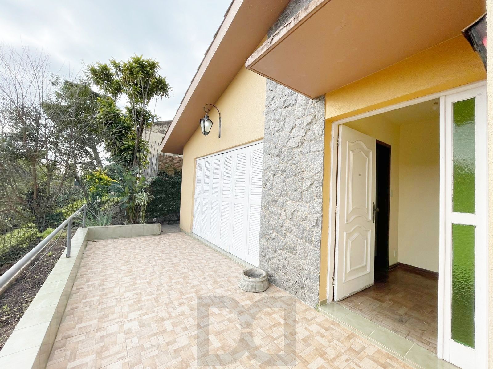 casa com 525 m2 de terreno , casa área construída 395 m2 de área, com 05 dormitorios sendo um suite com banheira — foto 10