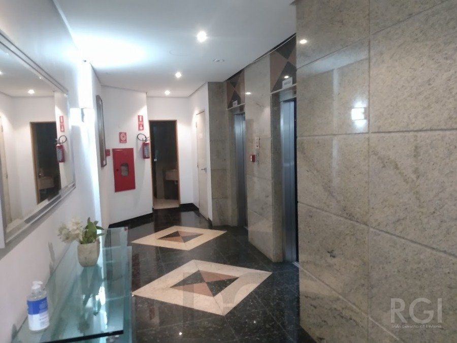 VENDO APARTAMENTO UM DORMITORIO BOM FIM ELEVADOR 1 VAGA — foto 21