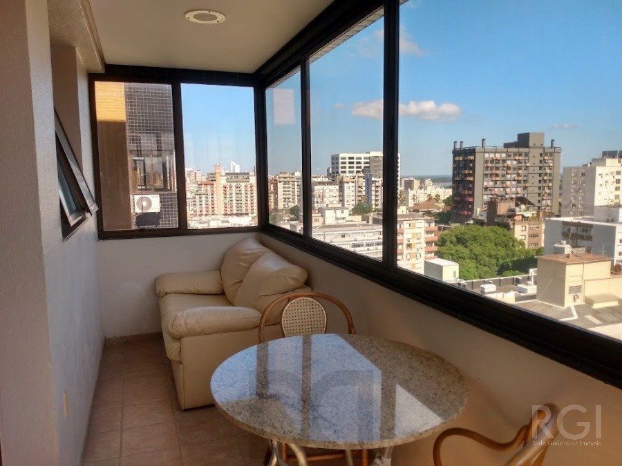 VENDO APARTAMENTO UM DORMITORIO BOM FIM ELEVADOR 1 VAGA — foto 2