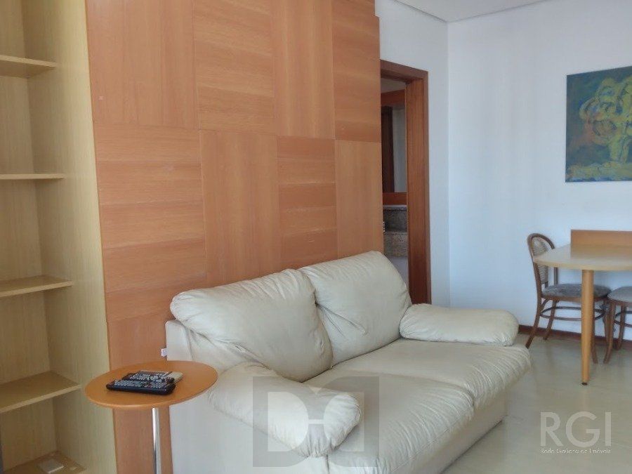 VENDO APARTAMENTO UM DORMITORIO BOM FIM ELEVADOR 1 VAGA — foto 4