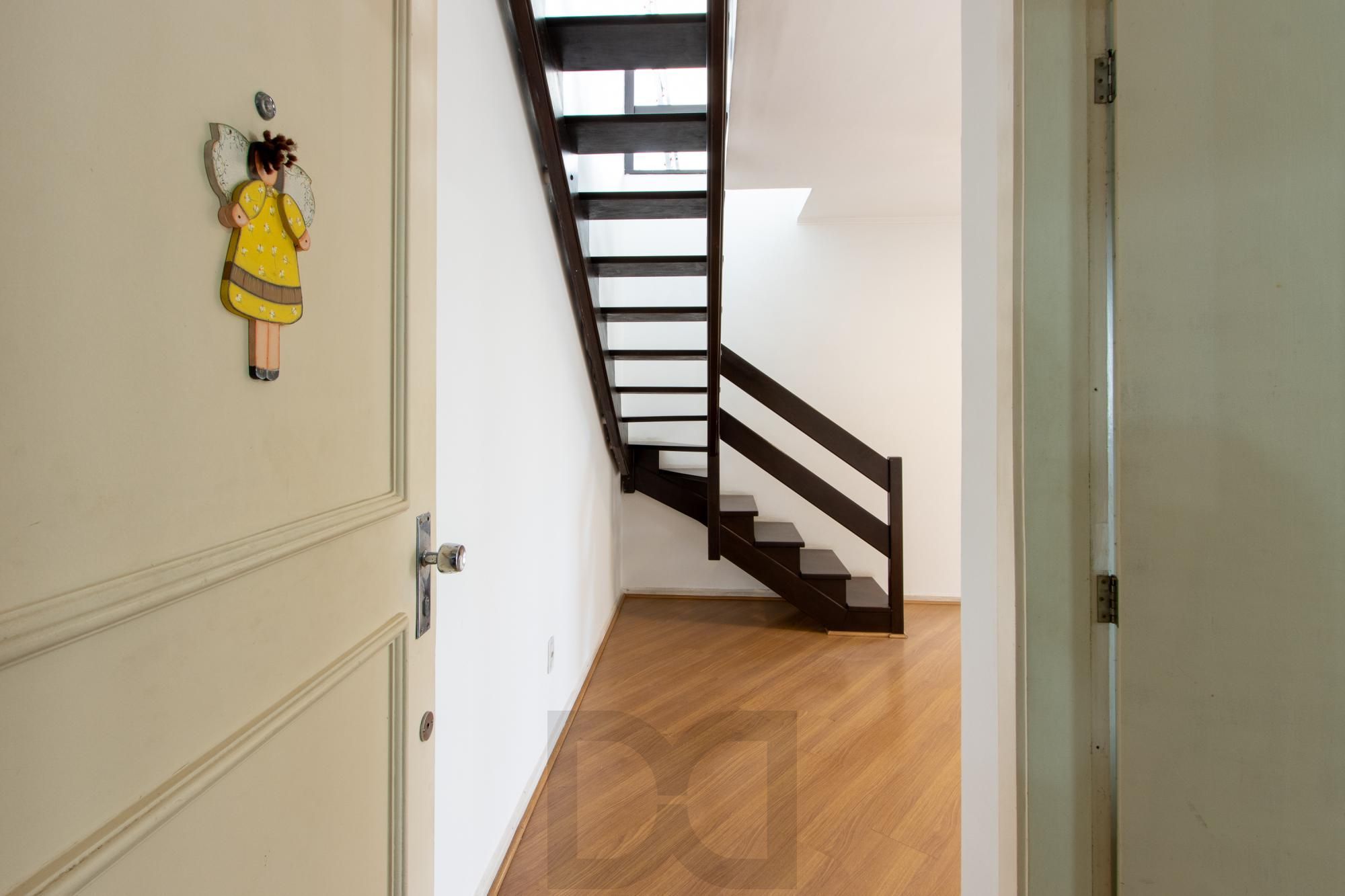 Cobertura com 137m², no Bairro Cristal, de 2 dormitórios, sento uma suíte, ampla sacada, churrasqueira, vista panorâmica, vaga coberta. — foto 2
