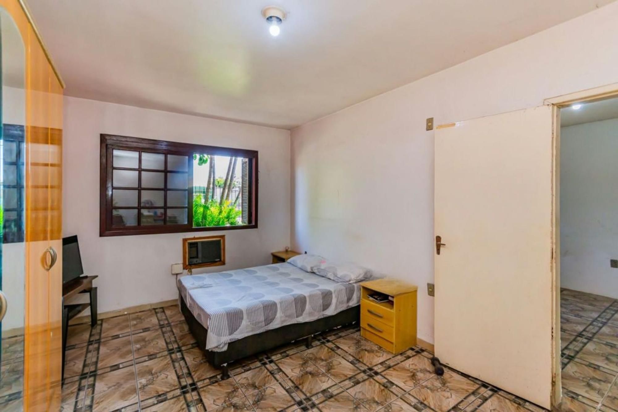 Casa com 3 quartos, 4 vagas e amplo pátio no Bairro Sarandí — foto 4