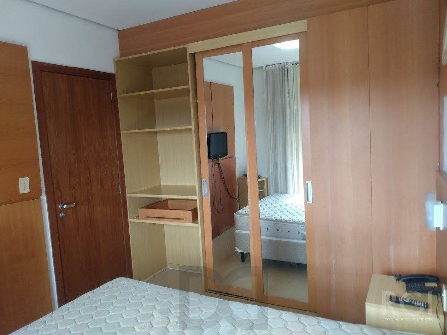 VENDO APARTAMENTO UM DORMITORIO BOM FIM ELEVADOR 1 VAGA — foto 13