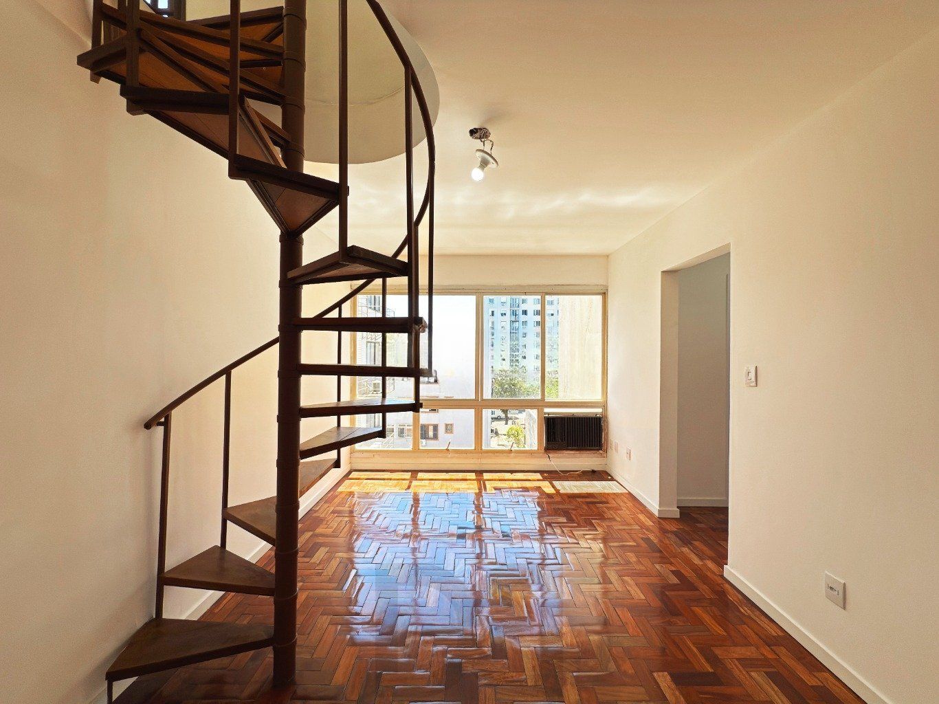 Cobertura com 2 quartos, vaga, elevador e churrasqueira  no bairro Cristal. — foto 2