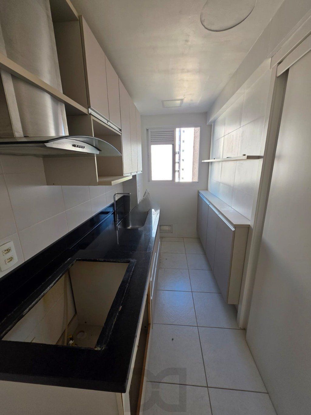Apartamento semi mobiliado de 2 quartos, elevador e vaga no bairro Partenon. — foto 6