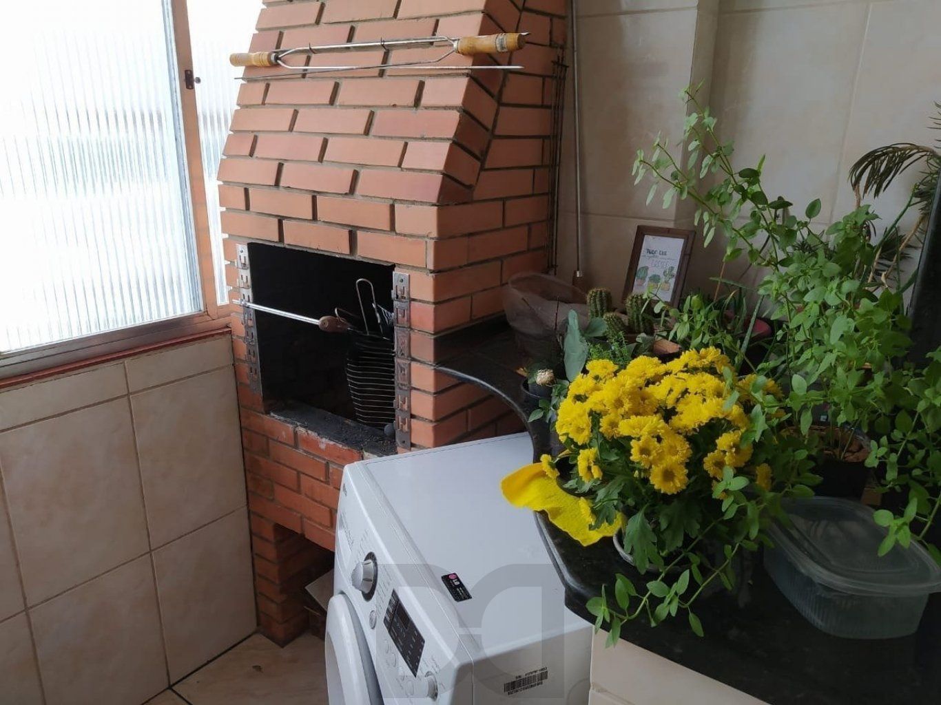 Apartamento de 2 dormitórios, sacada e churrasqueira no bairro Menino Deus — foto 9