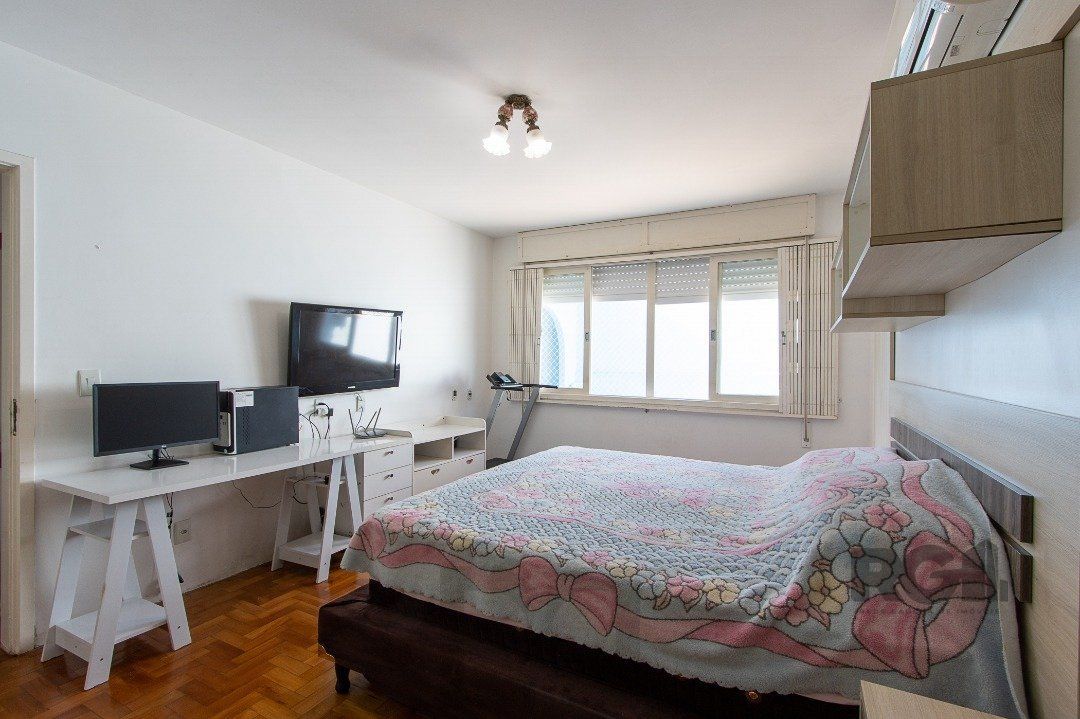 Casa térrea, com 3 dormitórios, 1 suíte, no bairro Ipanema. — foto 24