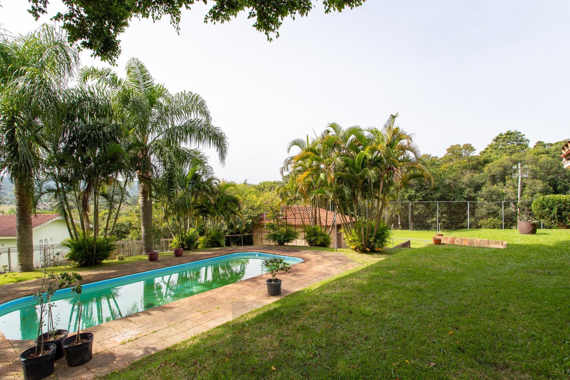 Pátio e piscina da casa.