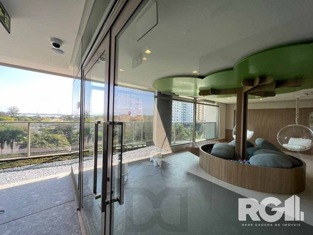 Apartamento com 143 m² privativos, possui 3 suítes, (sendo 1 máster), living, cozinha, dependência de empregada, lavabo, 143 m² de área privativa, 2 vagas de garagem. — foto 14