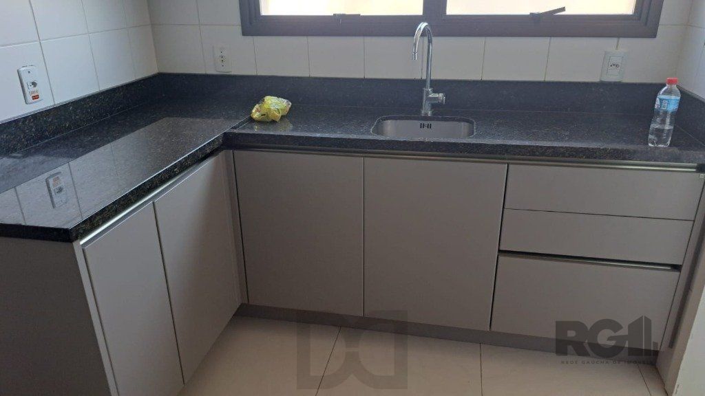 Vende-se apartamento 3 dorm com suíte e sacada 2 vagas cobertas - 126m² - Mont'Serrat — foto 7
