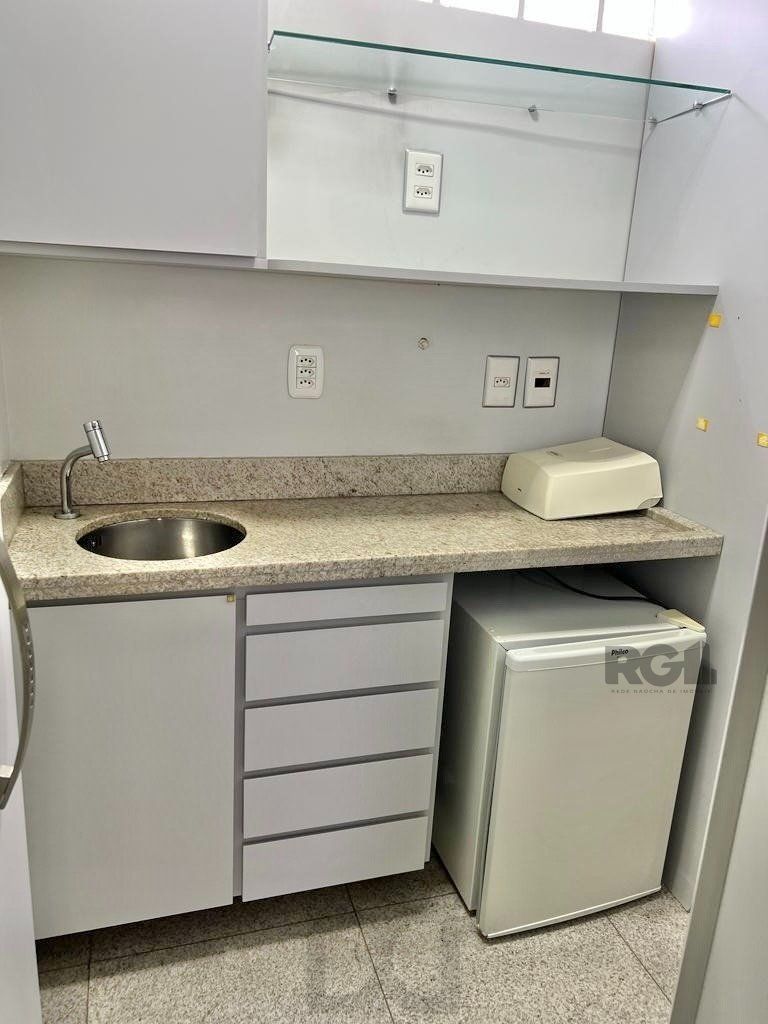 Conjunto comercial para comprar totalmente mobiliado e desocupado, localizado na prestigiada Rua Felipe Camarão, em frente à Redenção. — foto 18