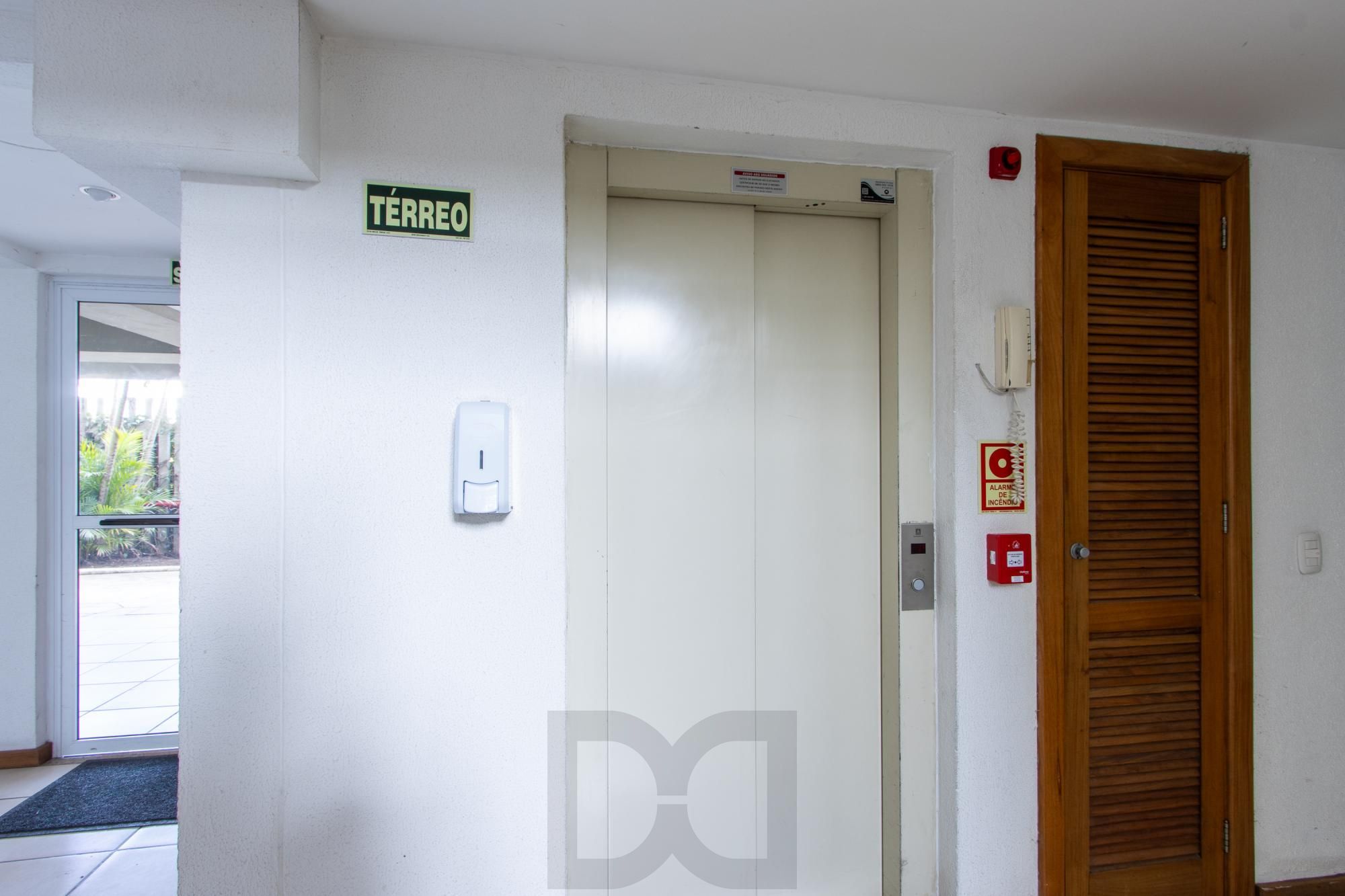 Apartamento de 2 dormitórios, na zona sul de Porto Alegre, semi-mobiliado, churrasqueira e box escriturado. — foto 29