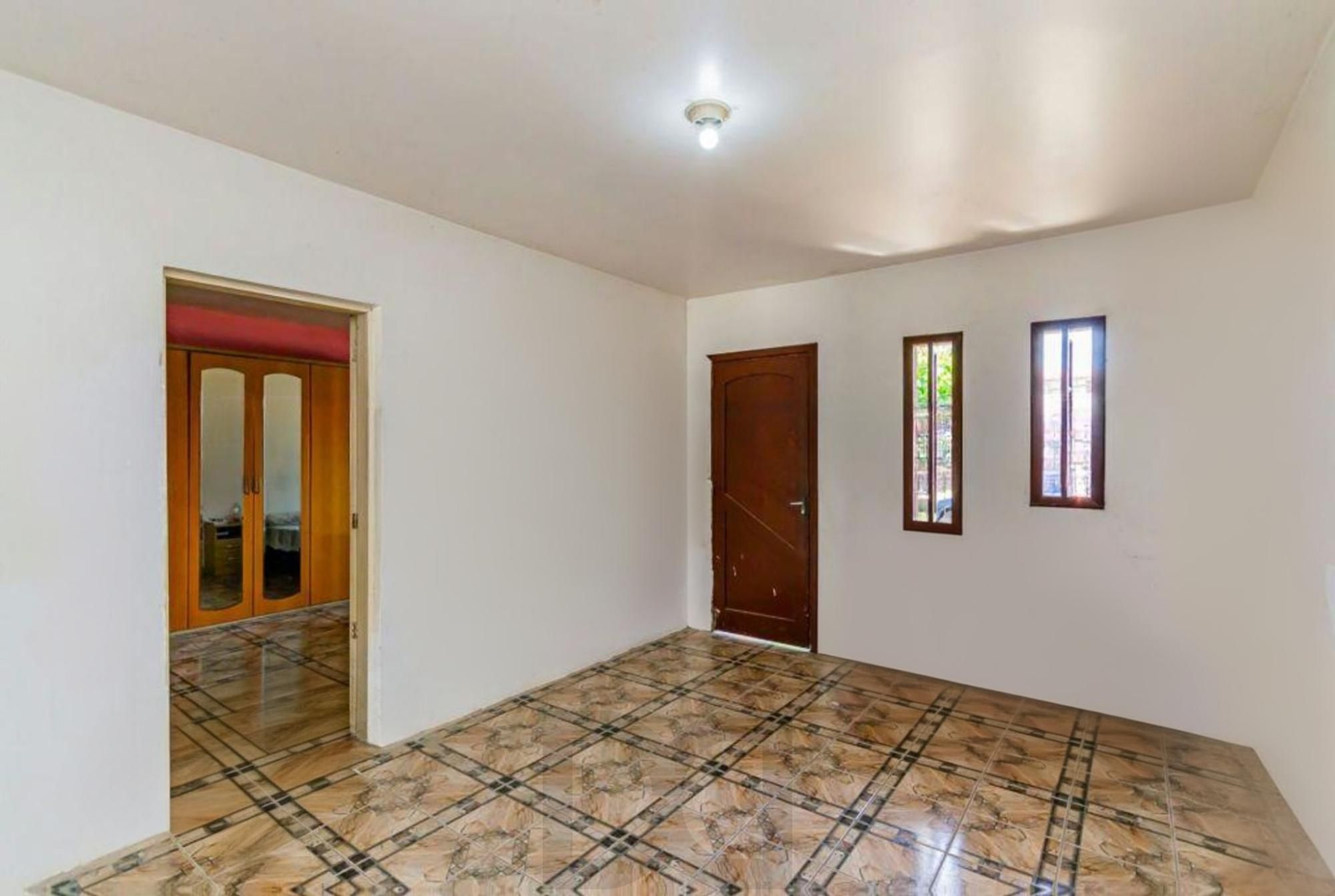 Casa com 3 quartos, 4 vagas e amplo pátio no Bairro Sarandí — foto 3