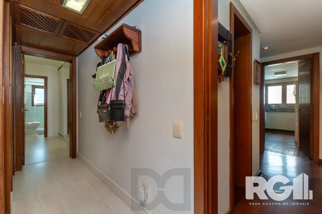 Apartamento Reformado! Com 3 dorm, sendo 1 suíte, 2 vagas na Rua Corte Real. — foto 19