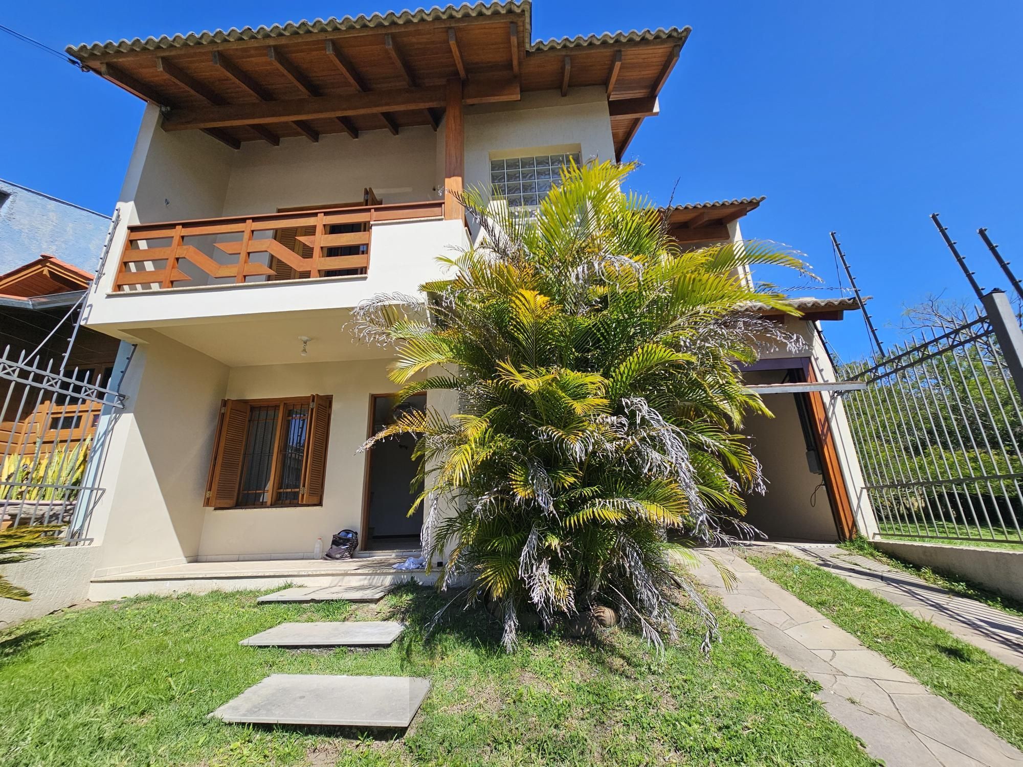 Sobrado 3 dormitórios com lareira, churrasqueira, piscina, 4 vagas garagem com 196,00m² de área construída no bairro Hípica ! — foto 2