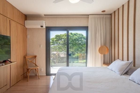 Casa com 3 suítes amplas, além de uma sala generoso com lareira e 2 vagas de garagem. — foto 19