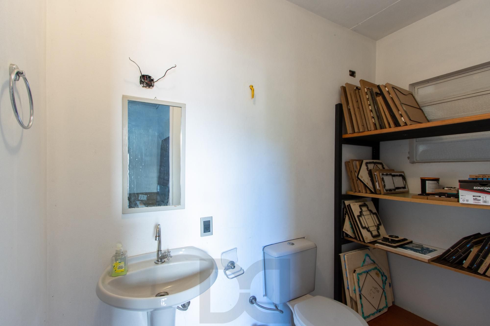Casa de Alvenaria, possui 3 dormitórios, uma suíte, hall de entrada, lavabo, living com lareira, cozinha ampla com armários, área gourmet com churrasqueira, corredor, pátio e 4 vagas de garagem, uma construção em anexo que possui hall de entrada, lavabo, living, cozinha, escritório, banheiro social — foto 56