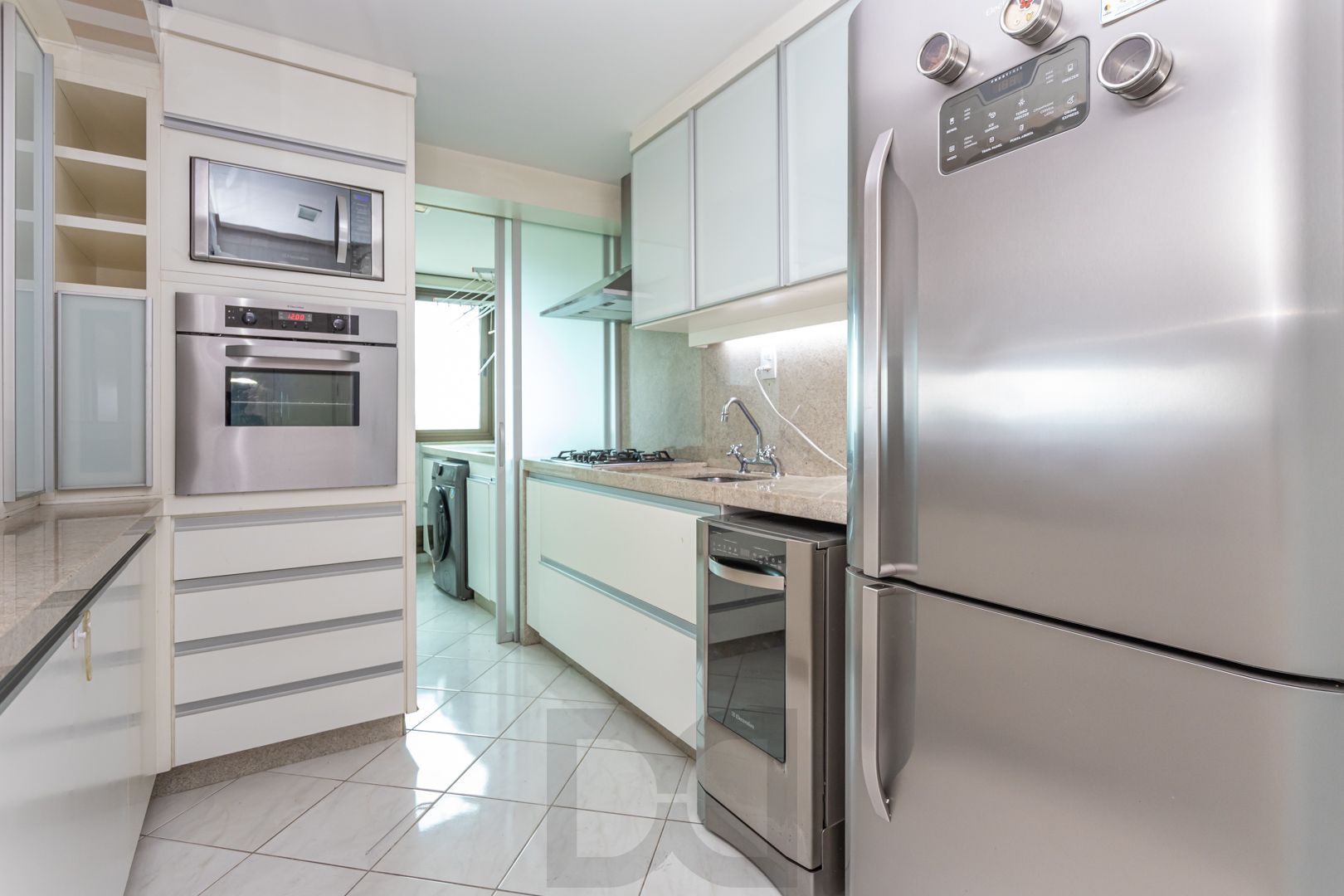 Apartamento de 97m², 2 dormitórios,1suíte, 3 vagas de garagem no Jardim Botânico — foto 19