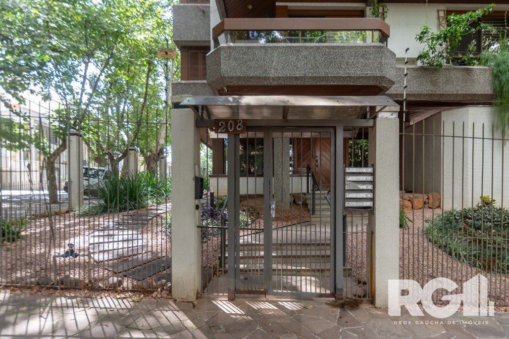 Apartamento Reformado! Com 3 dorm, sendo 1 suíte, 2 vagas na Rua Corte Real. — foto 2