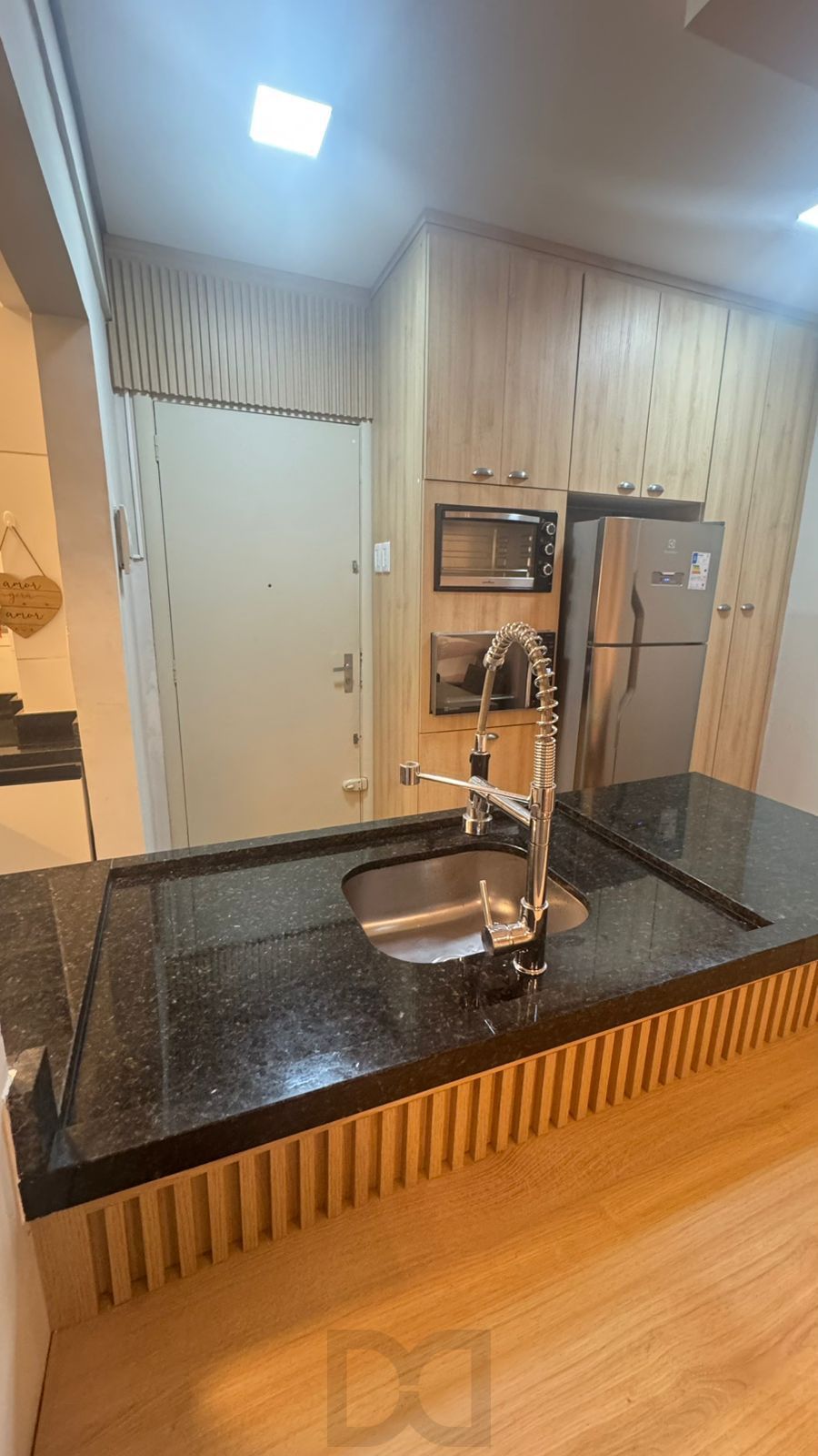 COZINHA-MODERNA-COM-BANCADA-PRETA