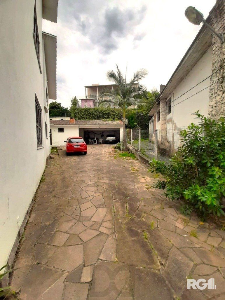 Casa com 351,60m2 de área construída em propriedade de 743m2 no Bairro Jardim Carvalho. — foto 9