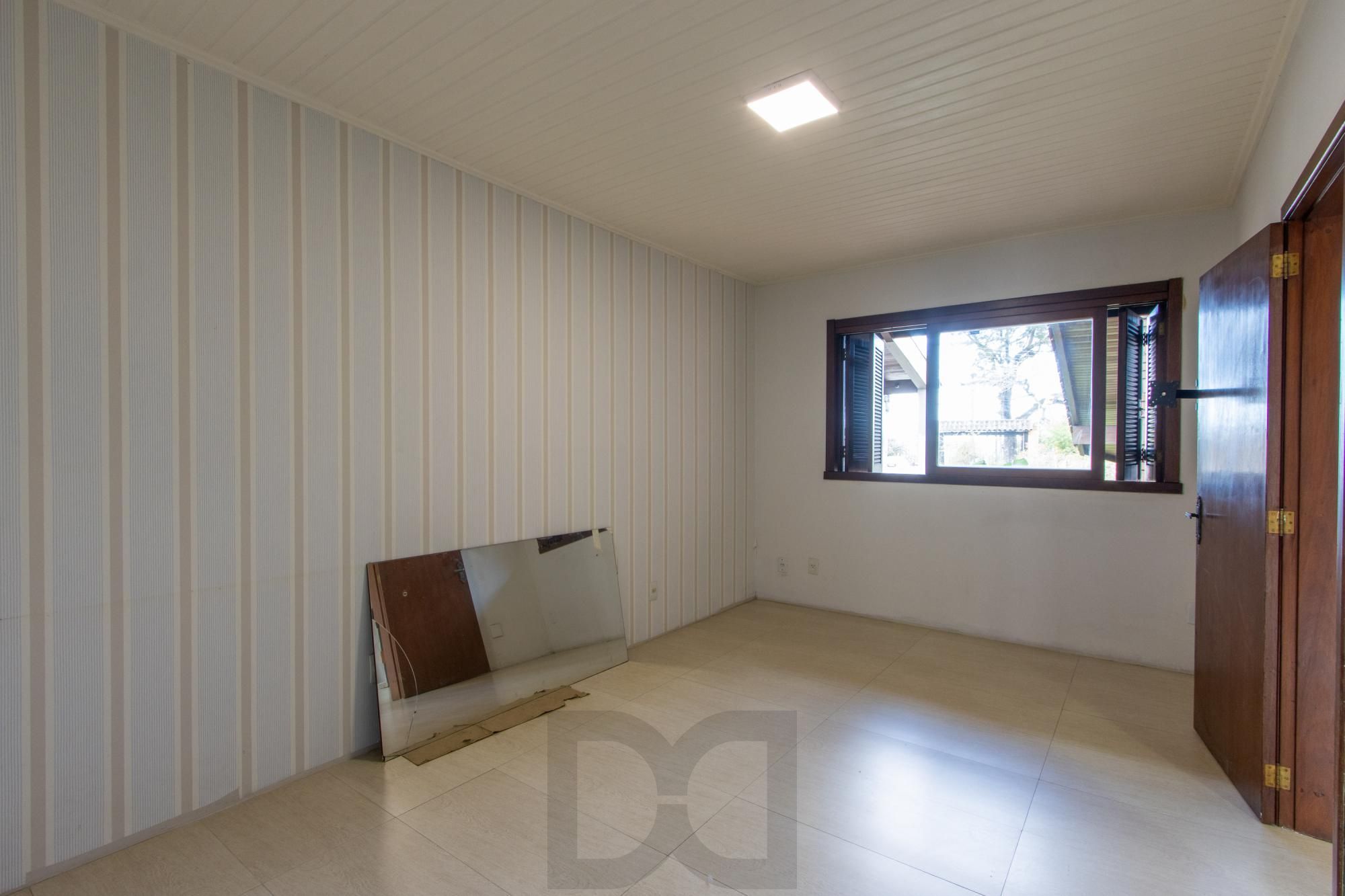 Ampla Casa com 2 Suítes, Closet, Lareira e Pátio com Árvores Frutíferas. — foto 24
