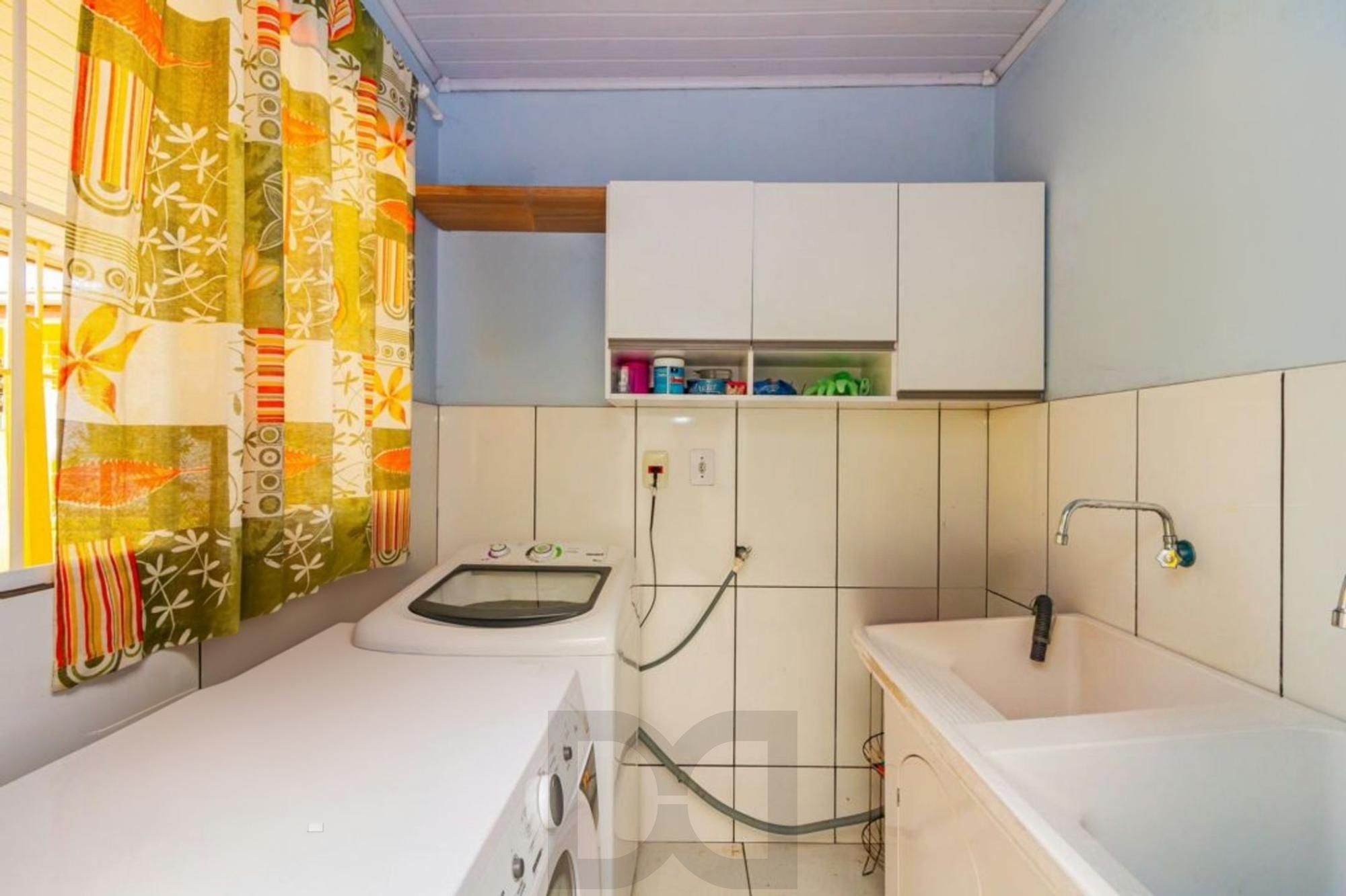 Casa com 5 quartos, 2 vagas e pátio, no Bairro Sarandí — foto 31