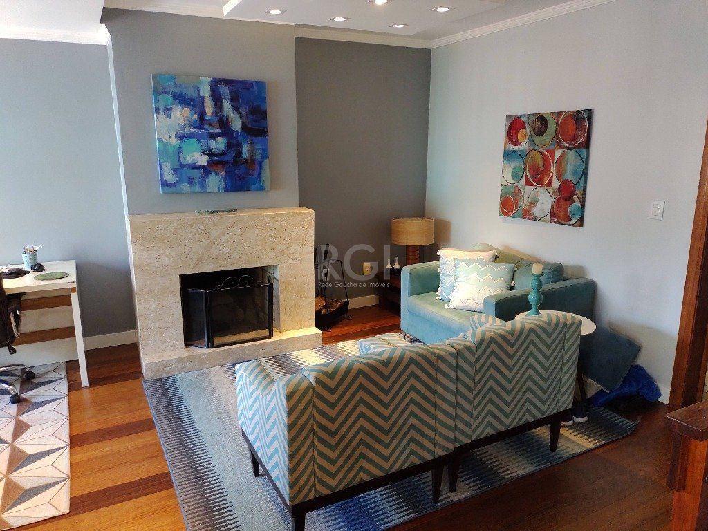 Excelente casa com 03 suíte, espaço gourmet com churrasqueira, living com lareira, pátio com piscina e garagem para 02 carros no bairro Espírito Santo — foto 6