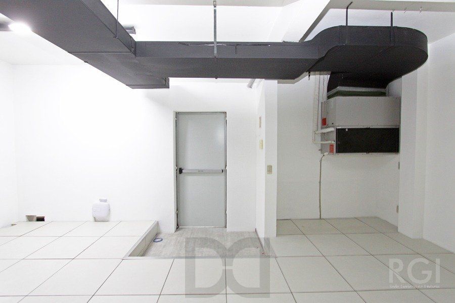 PRÉDIO COMERCIAL PARA SEDE DE EMPRESA COM 400 m² na AVENIDA BAHIA, SÃO GERALDO, JUNTO AO RESTAURANTE KONKA Porto Alegre — foto 19
