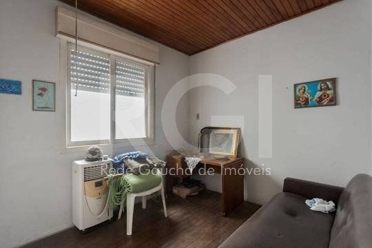 Casa composta por seis(6) dormitórios, no bairro Passo da Areia em Porto Alegre/RS. — foto 17