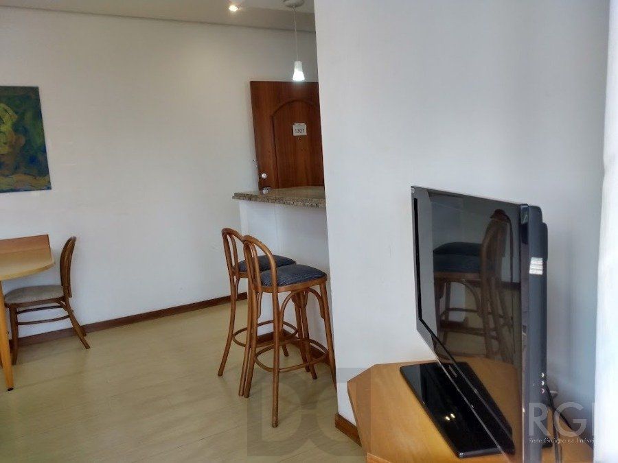 VENDO APARTAMENTO UM DORMITORIO BOM FIM ELEVADOR 1 VAGA — foto 7