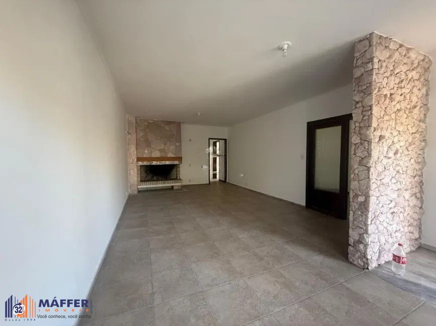 Casa térrea com 3 dormitórios e 3 vagas próxima à Carlos Gomes