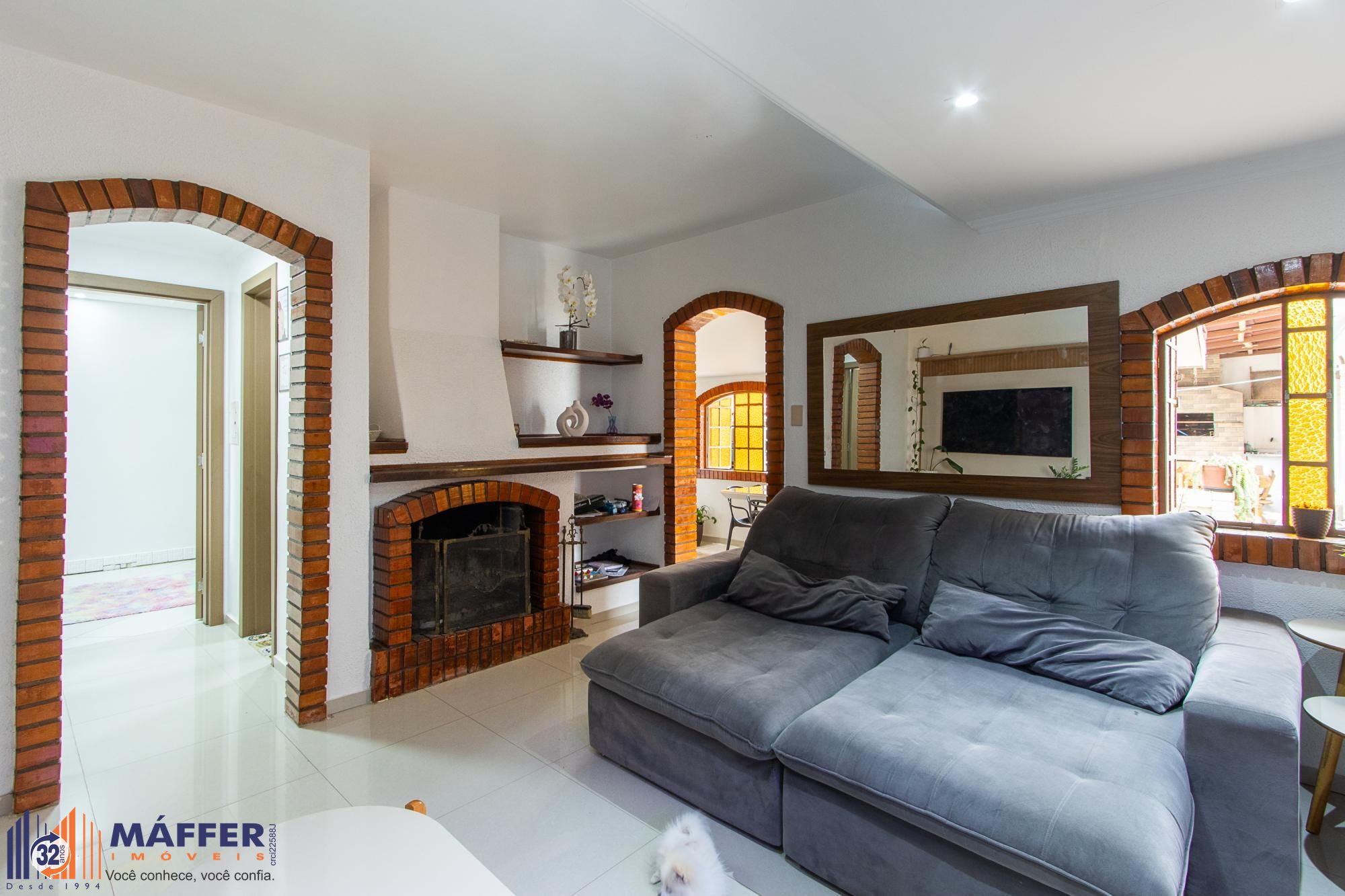 Casa de 4 dormitórios, 2 suítes, piscina, pátio e 2 vagas de garagem.